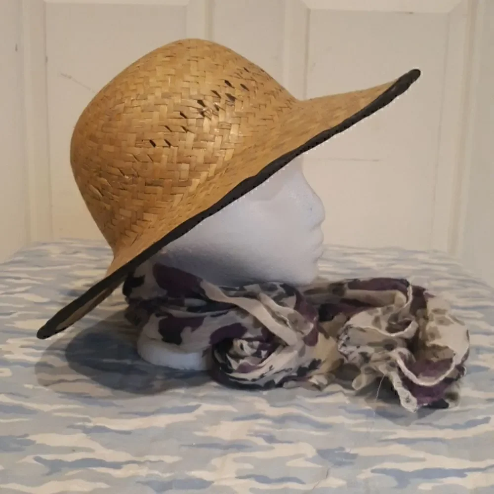 Straw sun hat. Womens